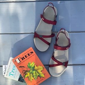 Teva verra burgundy sport sandals